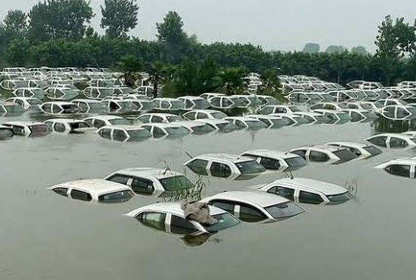 Delhi-NCR Floods: Picture From Noida&#039;s Eco-Tech 3 SPEAKS Thousand Words, Hundreds Of Vehicles Submerge In Water 