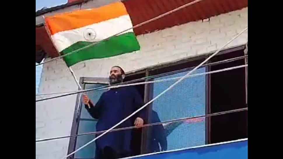 &#039;Pakistan Kuch Nahi Kar Sakta&#039;: Hizbul Terrorist&#039;s Brother Waves Tiranga In J&amp;K, Watch Viral Video