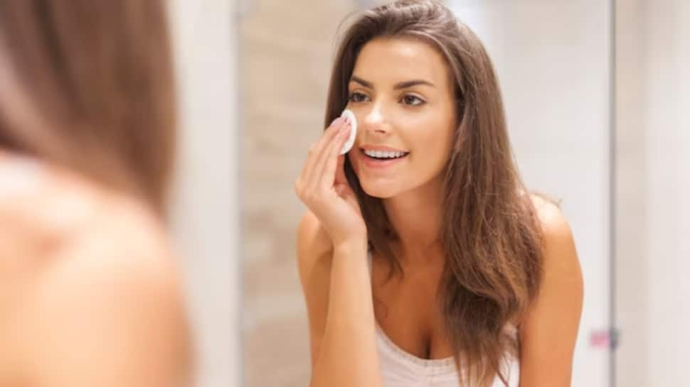 Sleeping With Makeup On? Expert Shares 5 Reasons Why You Must Remove Your Makeup Before Going To Bed