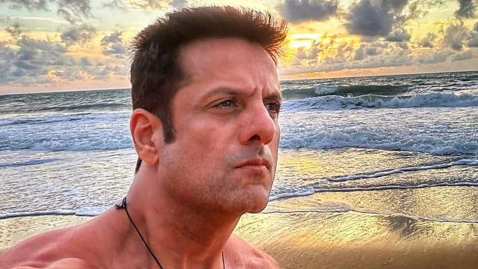 Fardeen Khan Drops Shirtless Selfie, Flaunts His &#039;Killer&#039; Body