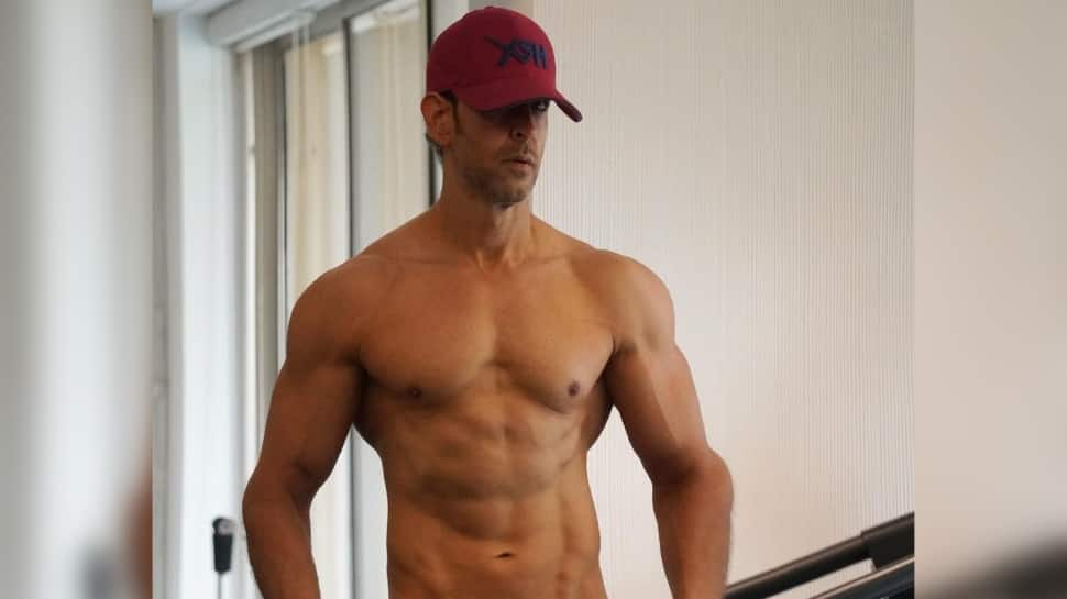 Hrithik Roshan Drops Pics Flaunting His Chiselled Abs, Bollywood Is &#039;Stunned&#039;