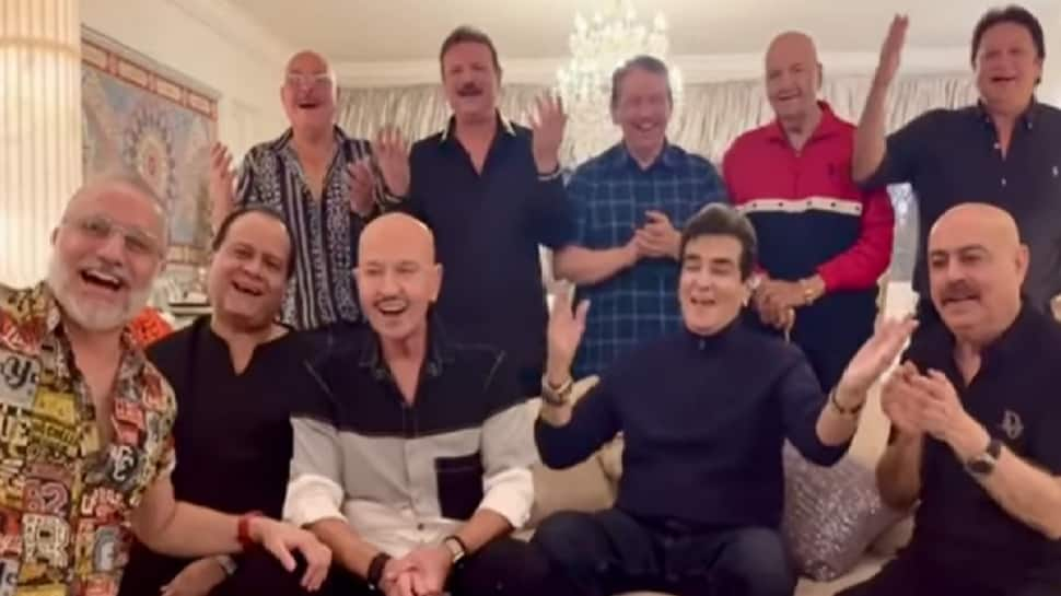 Rakesh Roshan Celebrates Birthday With Jeetendra, Prem Chopra And Other Pals - Watch 