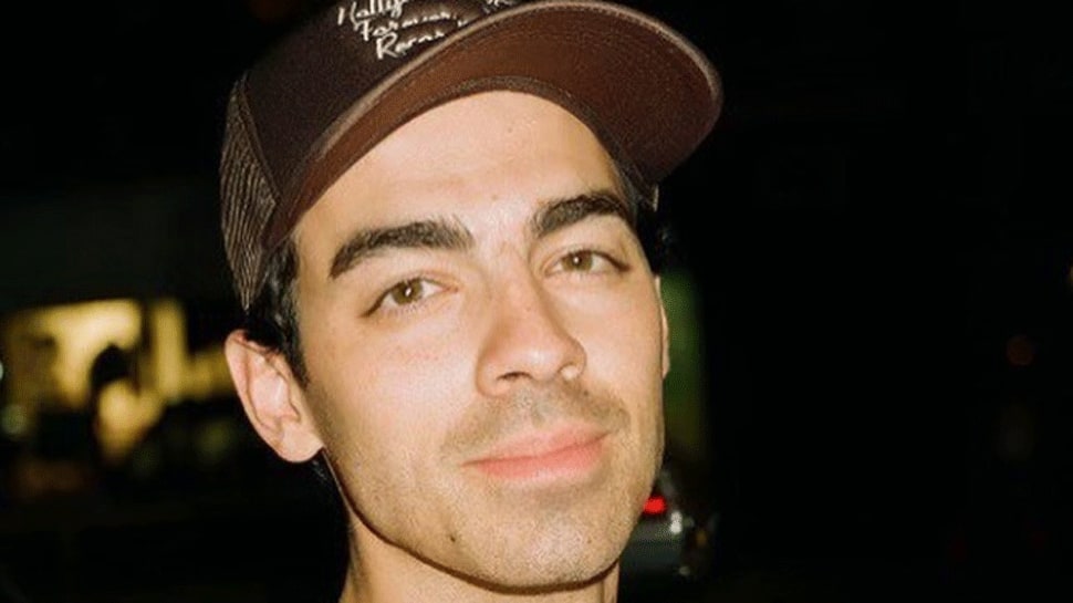 Joe Jonas Performs On Stage Without Wedding Ring For First Time