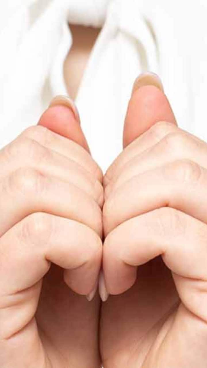 Nails Rubbing Benefits : नखावर नख घासण्याचे फक्त केसांनाच नाही तर एवढे आहेत  फायदे l Nails Rubbing Benefits hair skin blood circulation skin allergy glow