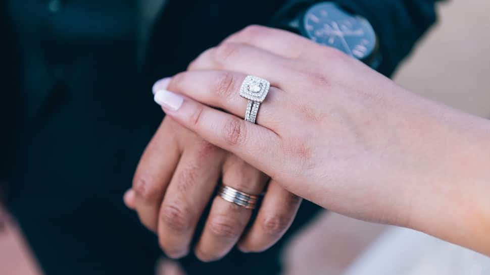 Planning A Proposal? 5 Tips To Find Your Partner&#039;s Ring Size Secretly