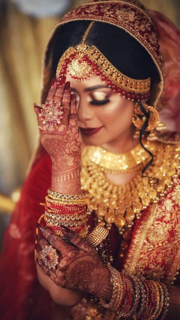 15 Creative Poses Ideas With Dupatta For Bride