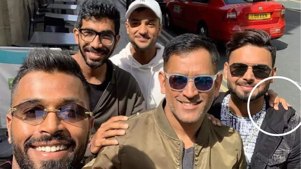 Mayank Agarwal Solves &#039;Who&#039;s Hand Is It&#039; Mystery Behind 2019 World Cup Viral Picture Featuring Rishabh Pant, MS Dhoni