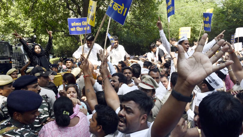 Sanjay Singh&#039;s Arrest: Delhi Police Crack Down On AAP Protesters, 100 Detained