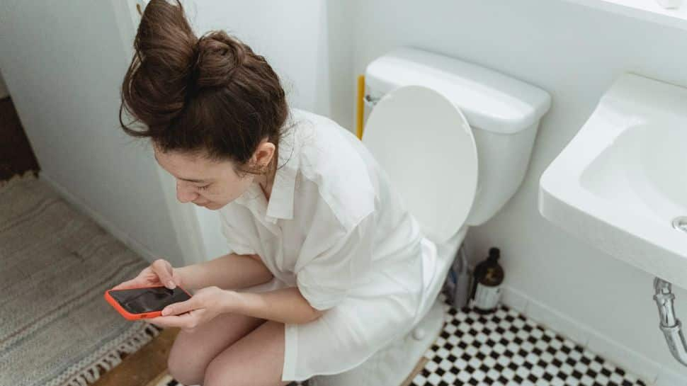 Why Should You Never Bring Your Phone To Toilet? Check The BIG REASON Here