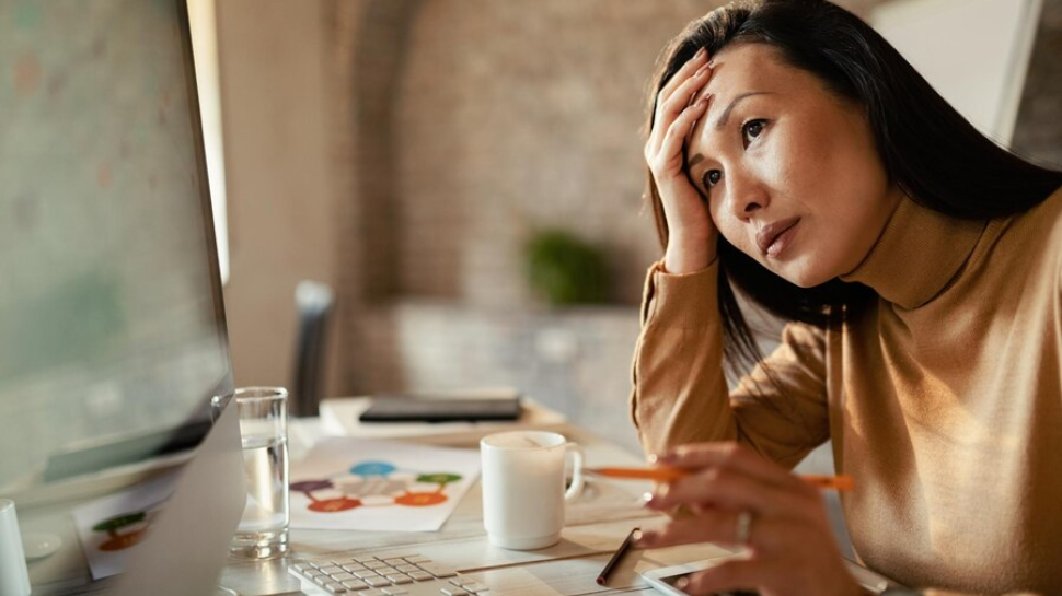 World Menopause Day 2023: Menopausal Symptoms- Simple Tips For Women To Manage 'Hot Flashes' At Work World Menopause Day 2023: Menopausal Symptoms- Simple Tips For Women To Manage 'Hot Flashes' At Work