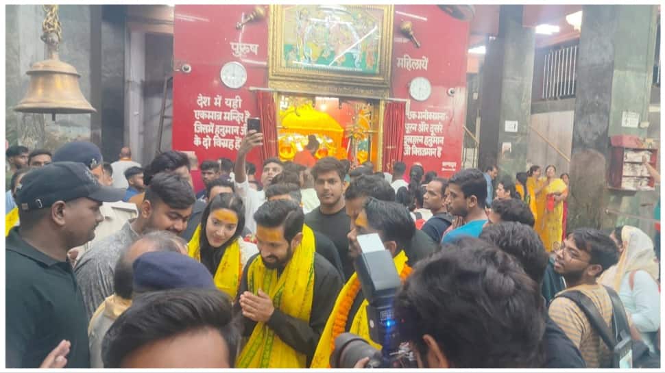 Vikrant Massey, Medha Shankar Seek Blessings At Patna Temple Ahead Of &#039;12th Fail&#039; Release - Check Pics Here