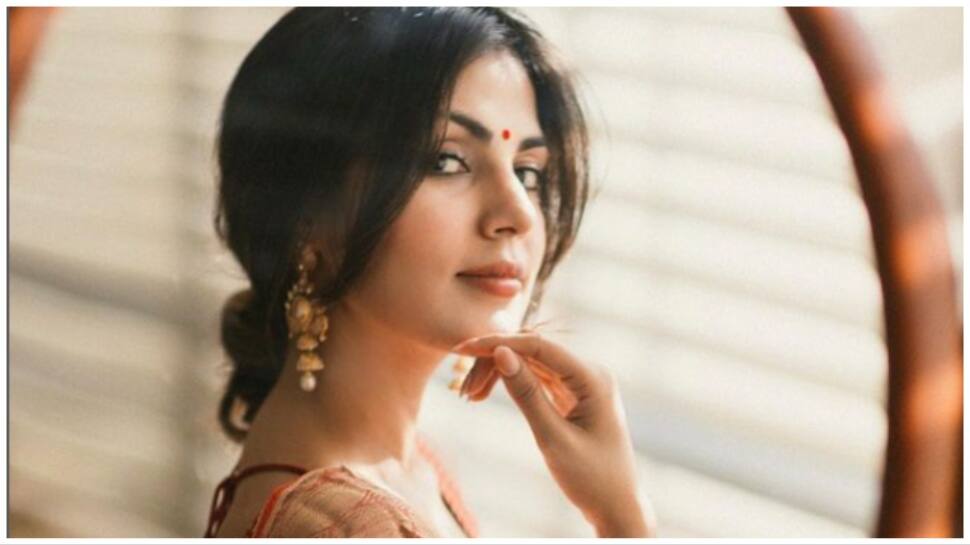 Happy Dussehra: Rhea Chakraborty Stuns In Traditional 100-year-old Saree, Fan Calls Her ‘Goddess Of Beauty&#039; - PICS