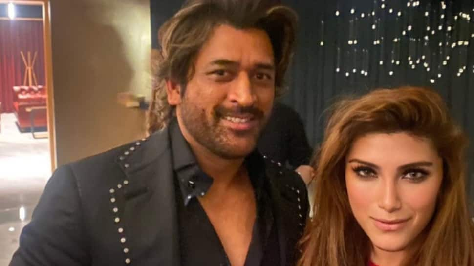 MS Dhoni Steals Spotlight At Shah Rukh Khan&#039;s Birthday Bash, Check Viral Pics Here