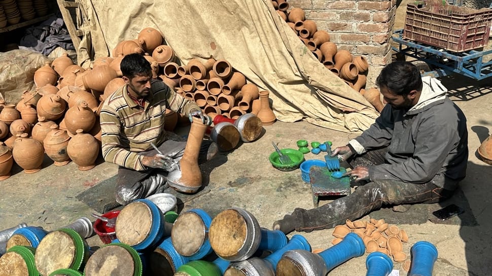 This Kashmiri Muslim Is Making Diyas For Your Diwali; Read His Story