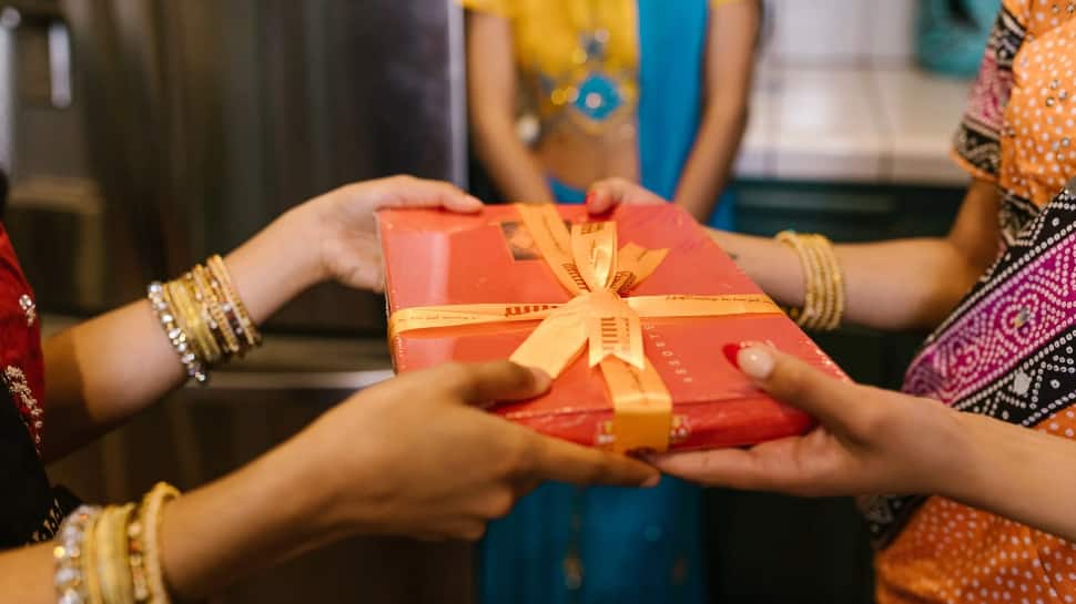 Diwali Gifts 2023: 8 Eco-Chic Deepawali Gifting Ideas And Decor For A Sustainable Celebrations - Vimarsana News