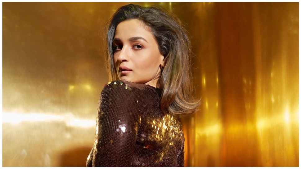 Koffee With Karan: Alia Bhatt Oozes Oomph In Shimmery Brown Dress - PICS | News | Zee News Koffee With Karan: Alia Bhatt Oozes Oomph In Shimmery Brown Dress - PICS | News | Zee News