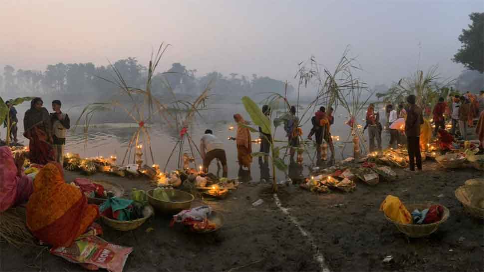 Chhath Puja 2023 Devotees Offer Argha To Rising Sun On The Last Day Of Chhath Puja India 7586