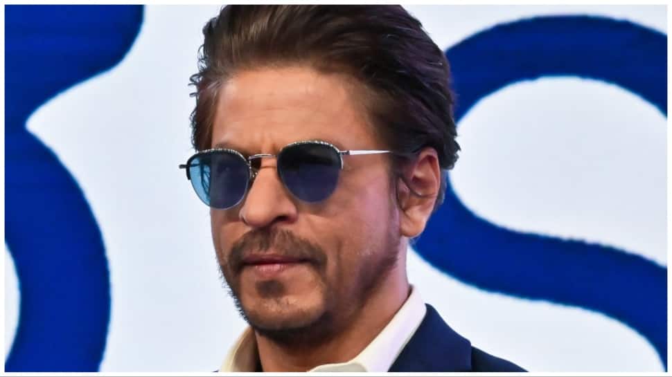 WATCH: Shah Rukh Khan Leaves Crowd In Awe With His Electrifying Persona - Check Out His FUNNY Response To Mimics