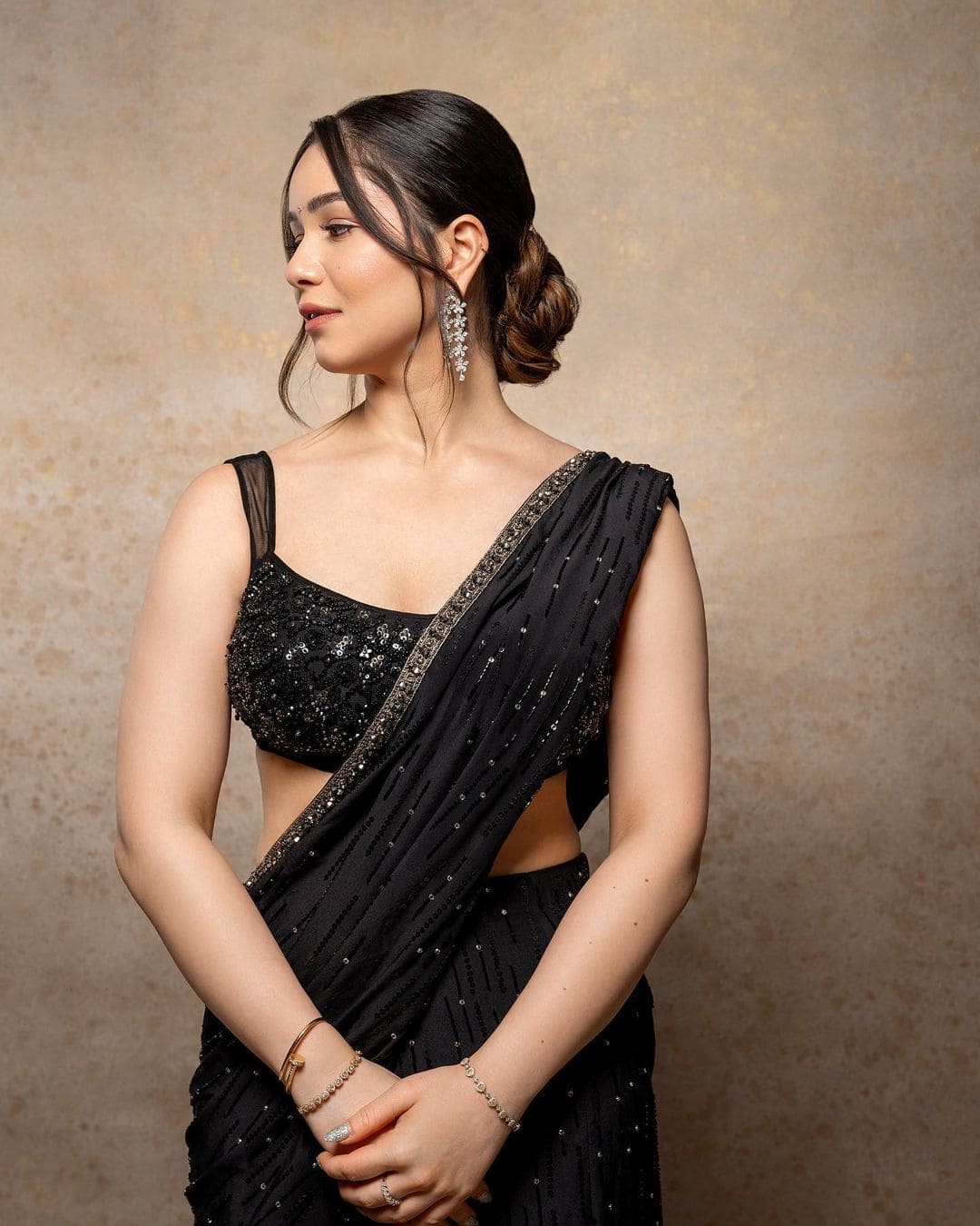 4. Black Sari Elegance: Sara's Stunning Look