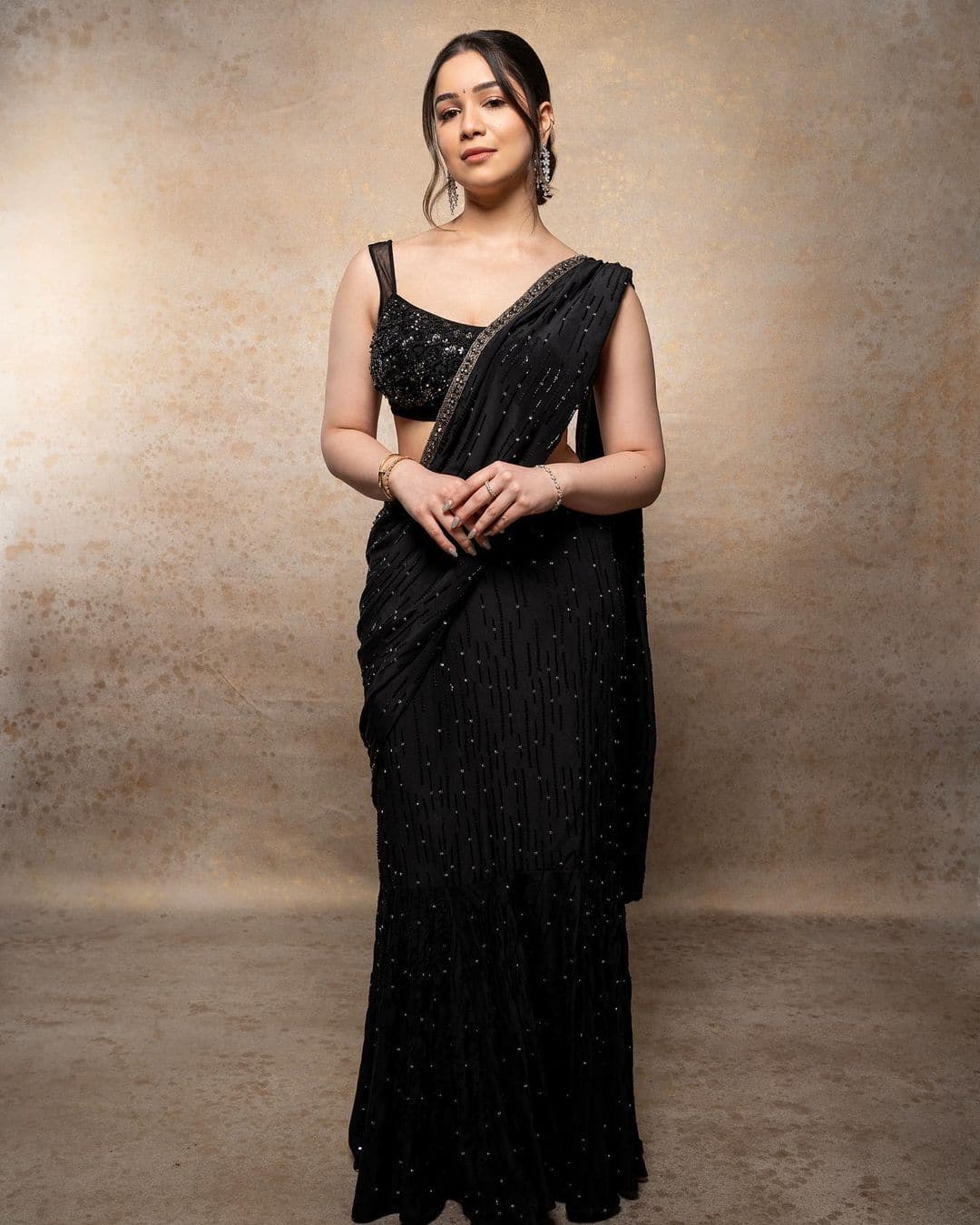 Sara Tendulkar Turns Up The Heat With Black Sari and Backless Blouse Look -  In Pics | News | Zee News