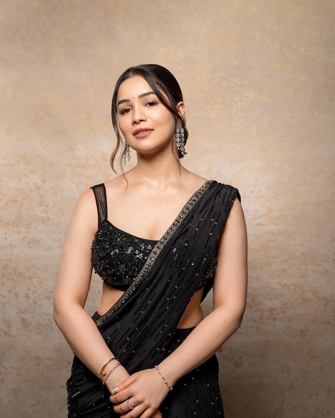 Sara Tendulkar's Top 5 Emerging Look in Beautiful Outfits, sara in black saree