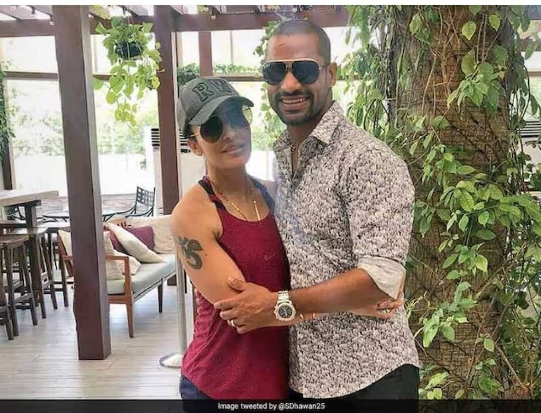 How did Shikhar Dhawan meet Aesha Mukherjee?