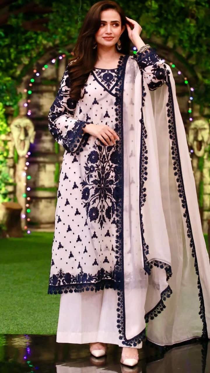 Shoaib weds Sana: All about Sana Javed's Nikah 'peshwas' aka  Mughal-inspired gown | Times of India
