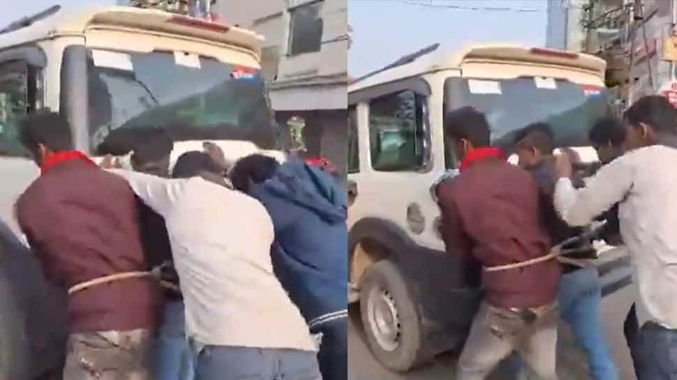 Bihar Is Not For Beginners: Video Of Accused Men Pushing Police Van In Bhagalpur Goes Viral, Netizens Can&#039;t Keep Calm