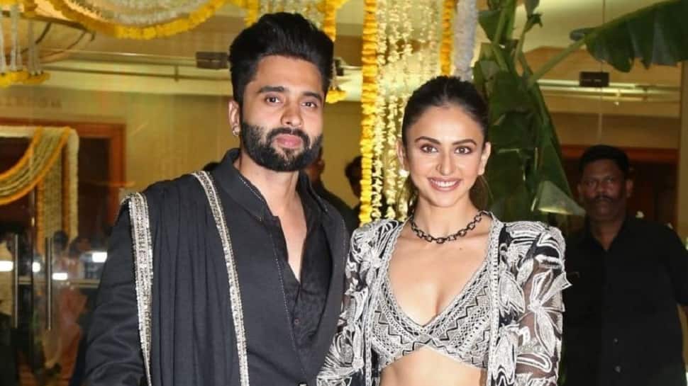 Jackky Bhagnani&#039;s House Lit Up Ahead Of His Wedding With Rakul Preet Singh, Actress Arrives For Dhol Night: Watch 