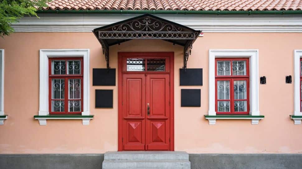 Vastu Tips For Home Entrance: How To Attract Positive Energy - 12 Points