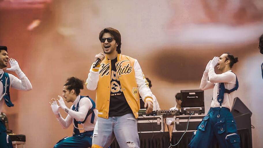 Title: Rromeo's Powerful Holi Performance Leaves Audience in Awe