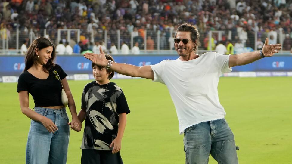 SRK met players