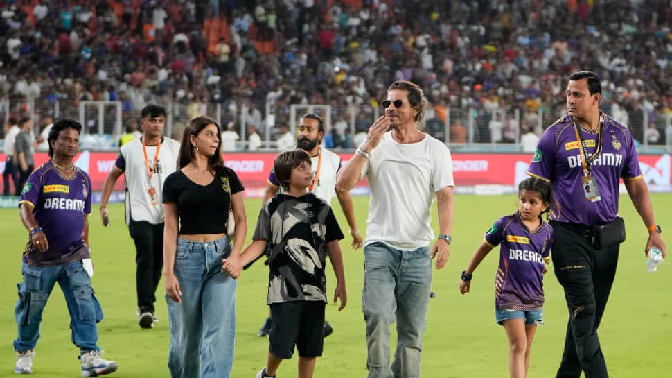 SRK celebrates with AbRam and Suhana