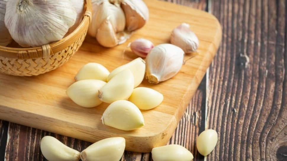 The Must-Know Health Advantages Of Consuming Raw Garlic Daily