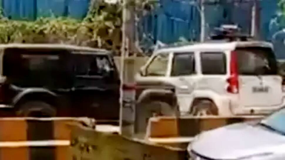 Watch Mahindra Thar Vs Scorpio &#039;BATTLE&#039; On Busy Road, See Who Wins