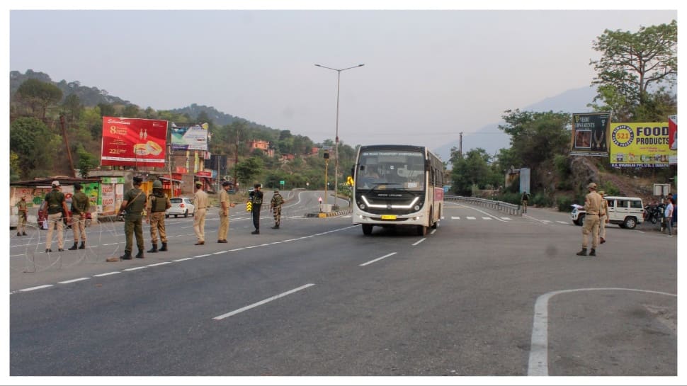 J&amp;K Police Block Political Leaders from Visiting Martyrs&#039; Graveyard on Anniversary