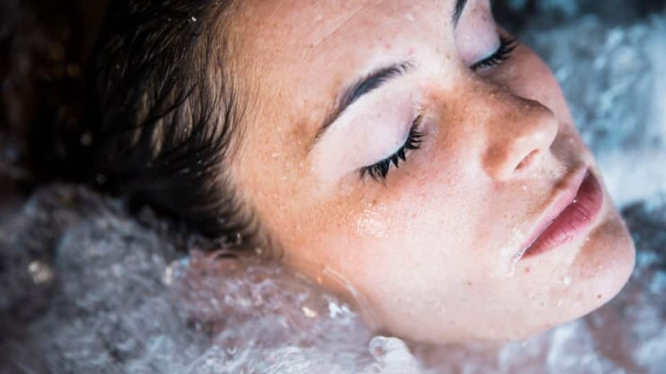 What Are The Benefits Of Ice Facials? How does It help With Puffy Eyes and acne Skin?