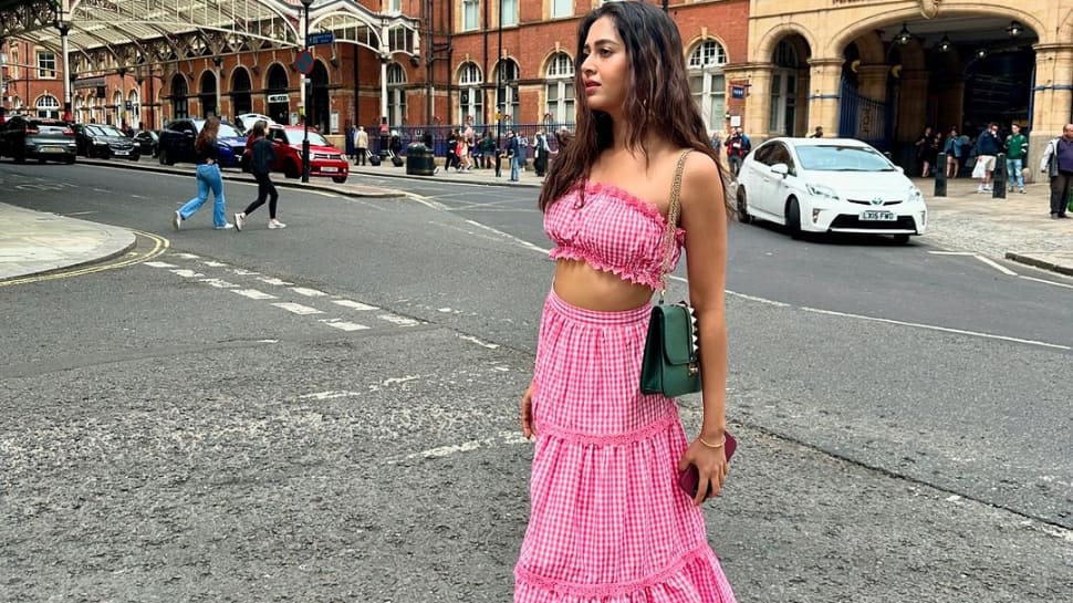 Tejasswi Prakash And Karan Kundrra&#039;s Sweet Exchanges On Her London Pic Will Leave You Fawning