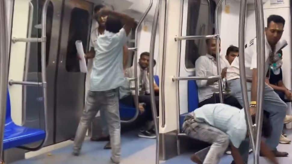 Delhi Metro Train Viral News : Man Slaps The Other With Chappal, Receives A Return ‘Thappad’ - Watch  Video