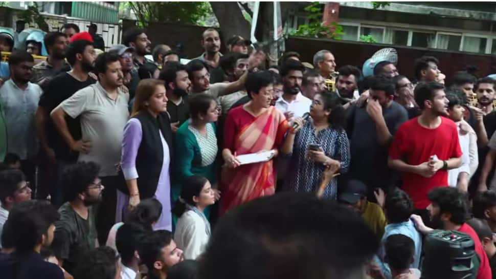 Delhi Minister Atishi, Mayor Face &#039;Go Back&#039; Chants On Meeting UPSC Students In Old Rajinder Nagar -Watch