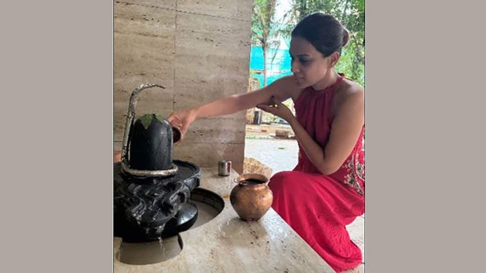 Sawan Shivratri 2024: Nia Sharma Seeks Mahadev&#039;s Blessings At Lord Shiva Temple 