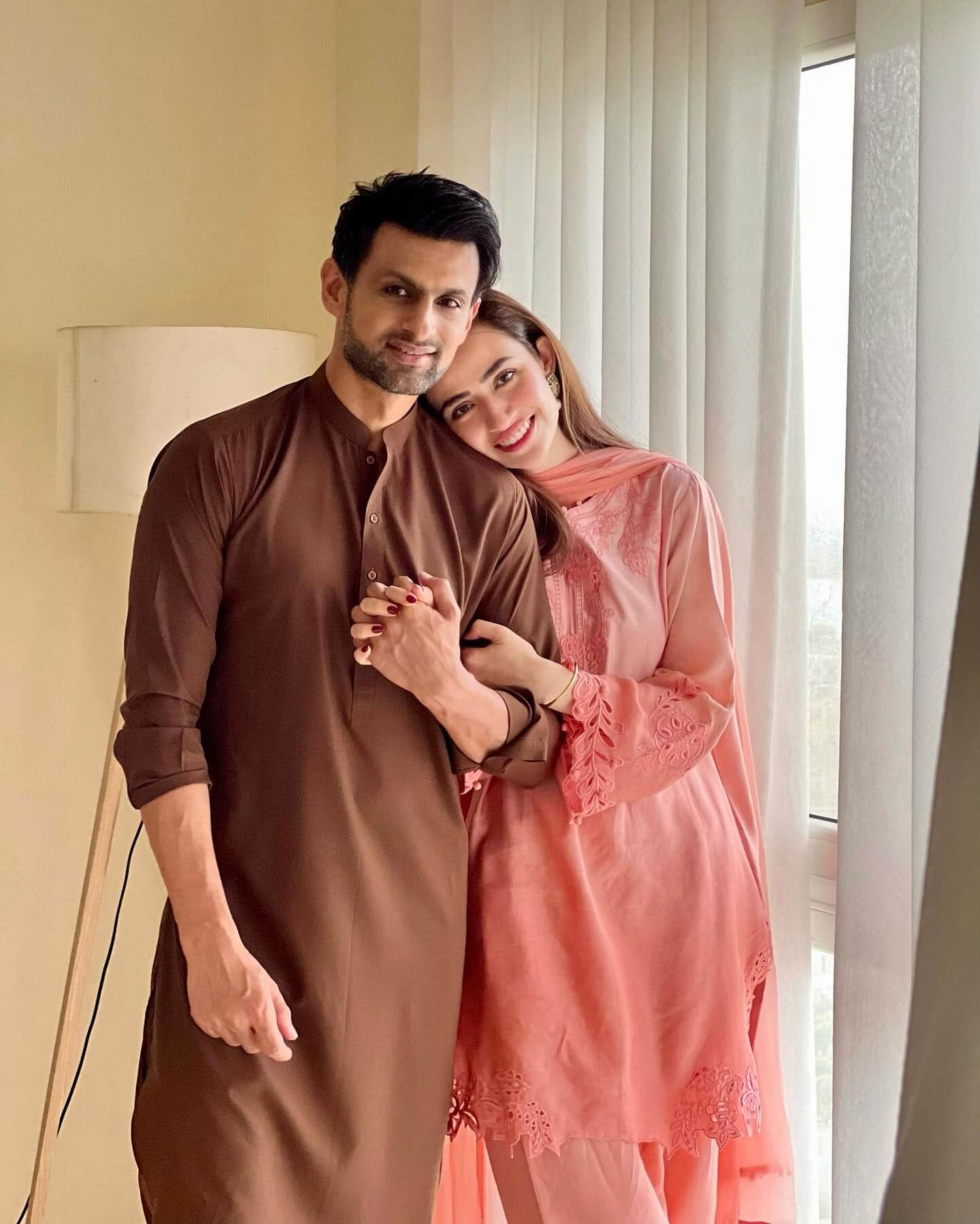 Pakistani Actress Sana Javed And Shoaib Malik's Mushy Romantic PICS From  Switzerland Get Fans Attention! | News | Zee News