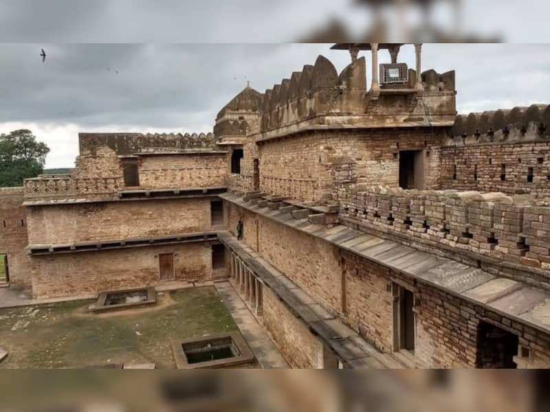 8 Unseen Forts And Palaces Of Madhya Pradesh | News | Zee News