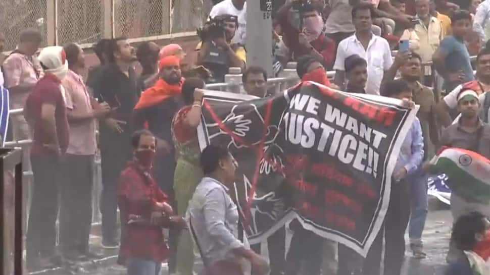 Watch: Chaos Ensues On Kolkata Streets, Barricades Overrun, Water Cannons Used On &#039;Nabanna Abhijan&#039; Protestors