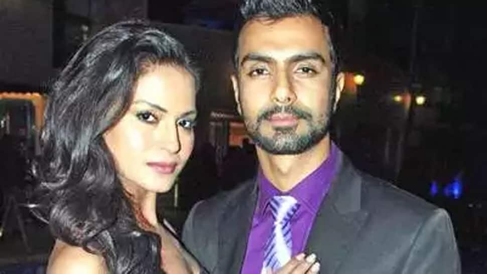 Veena Malik and Ashmit Patel