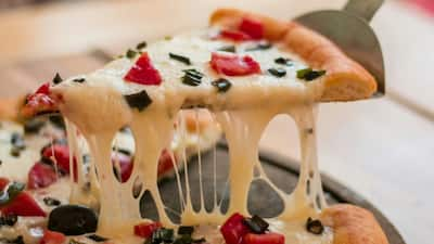 National Cheese Pizza Day 2024: Ways To Share This Cheesy Delight With Your Loved Ones 