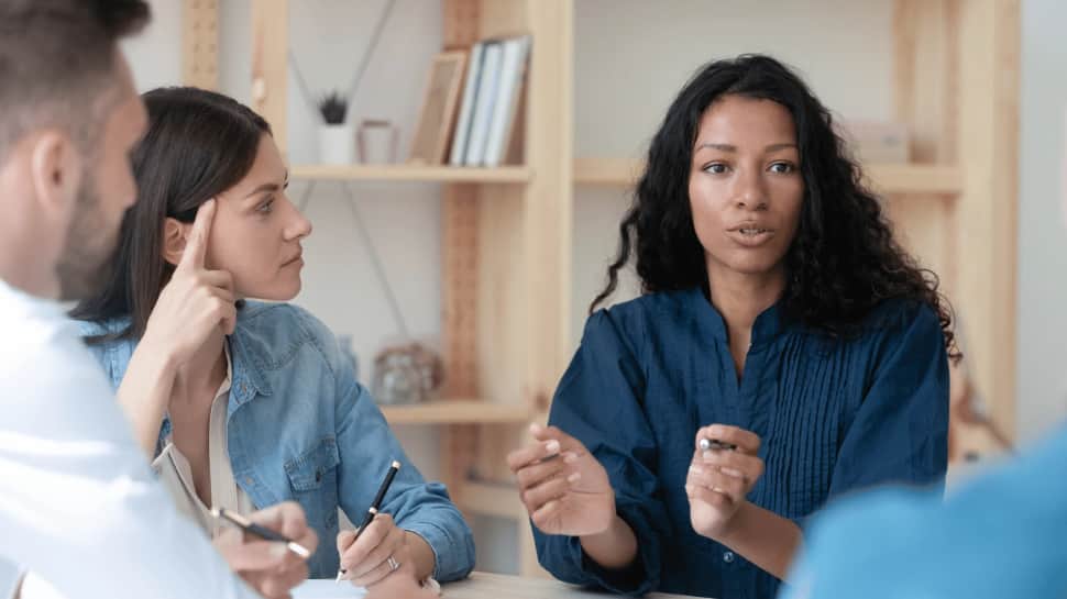 If You Want To Make A Good Impression, Say Goodbye To These 9 Social Etiquette Blind Spots