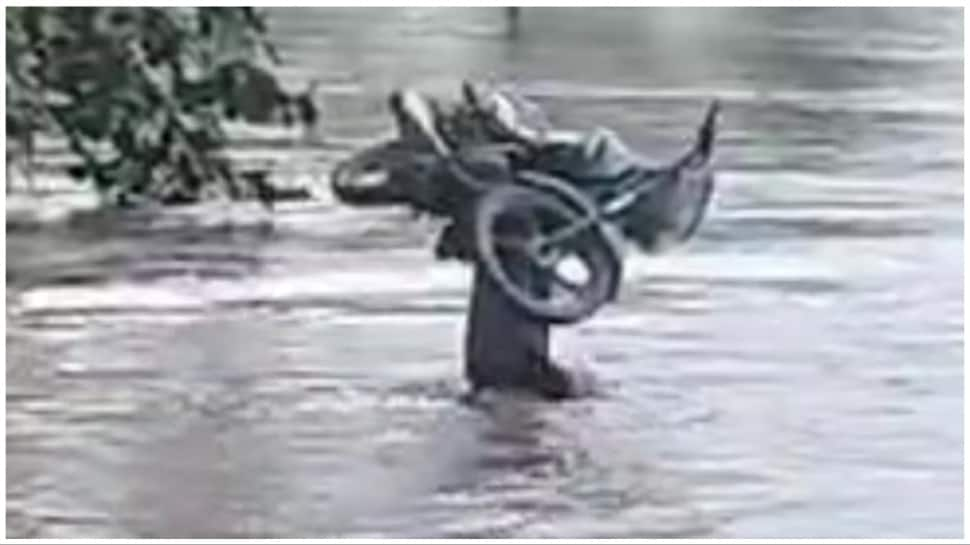 Damoh&#039;s &#039;Baahubali&#039; Carries Bike On His Head Through Floodwaters - Viral Video