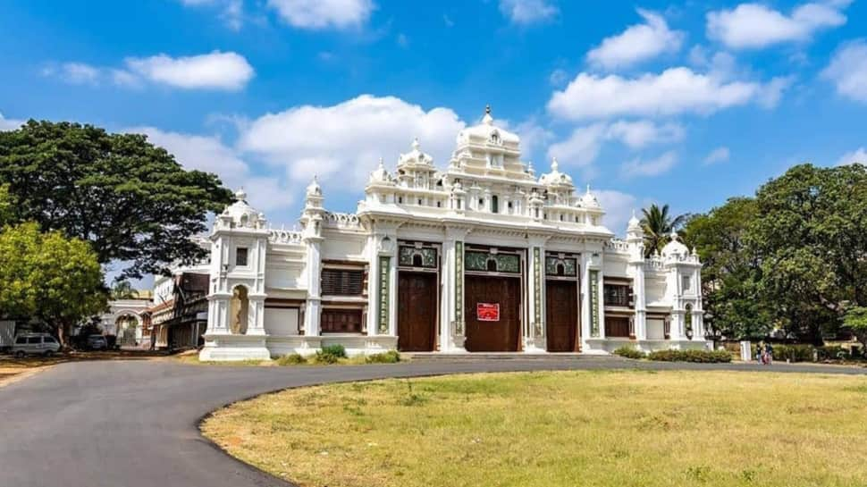 A Display Of Art: Jaganmohan Palace