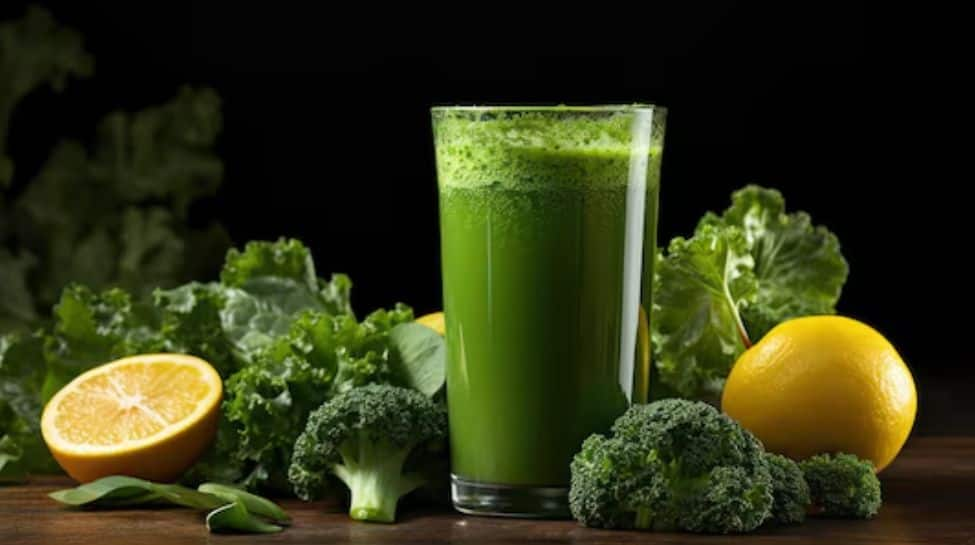 Spinach and Kale Juice For Glowing, pimple-free and Healthy skin